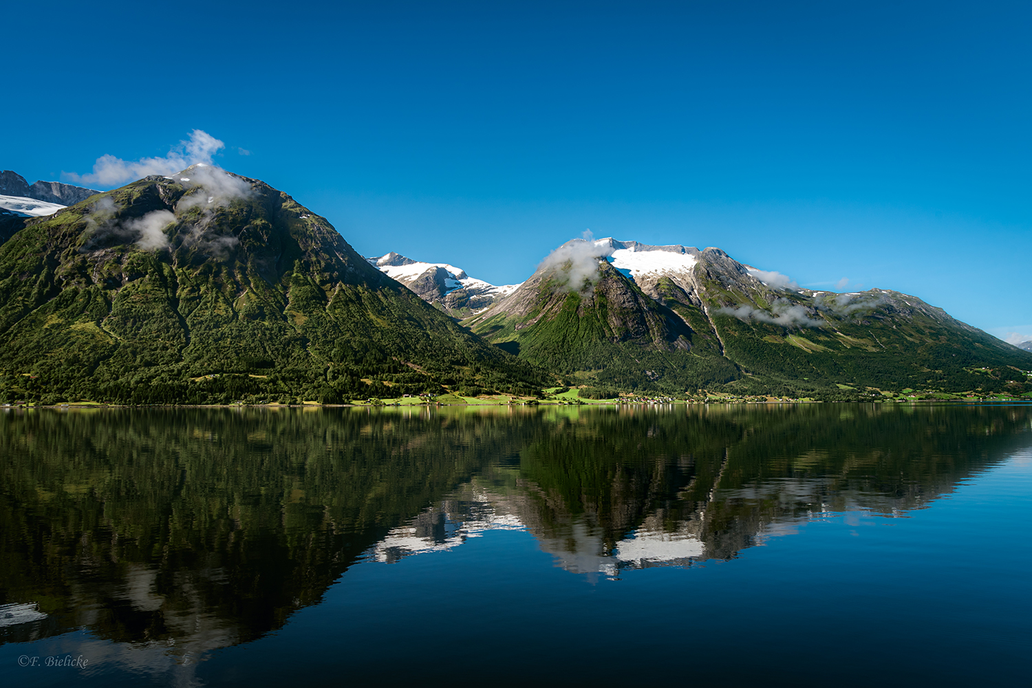 Im Spiegel des Oppstrynsvatnet