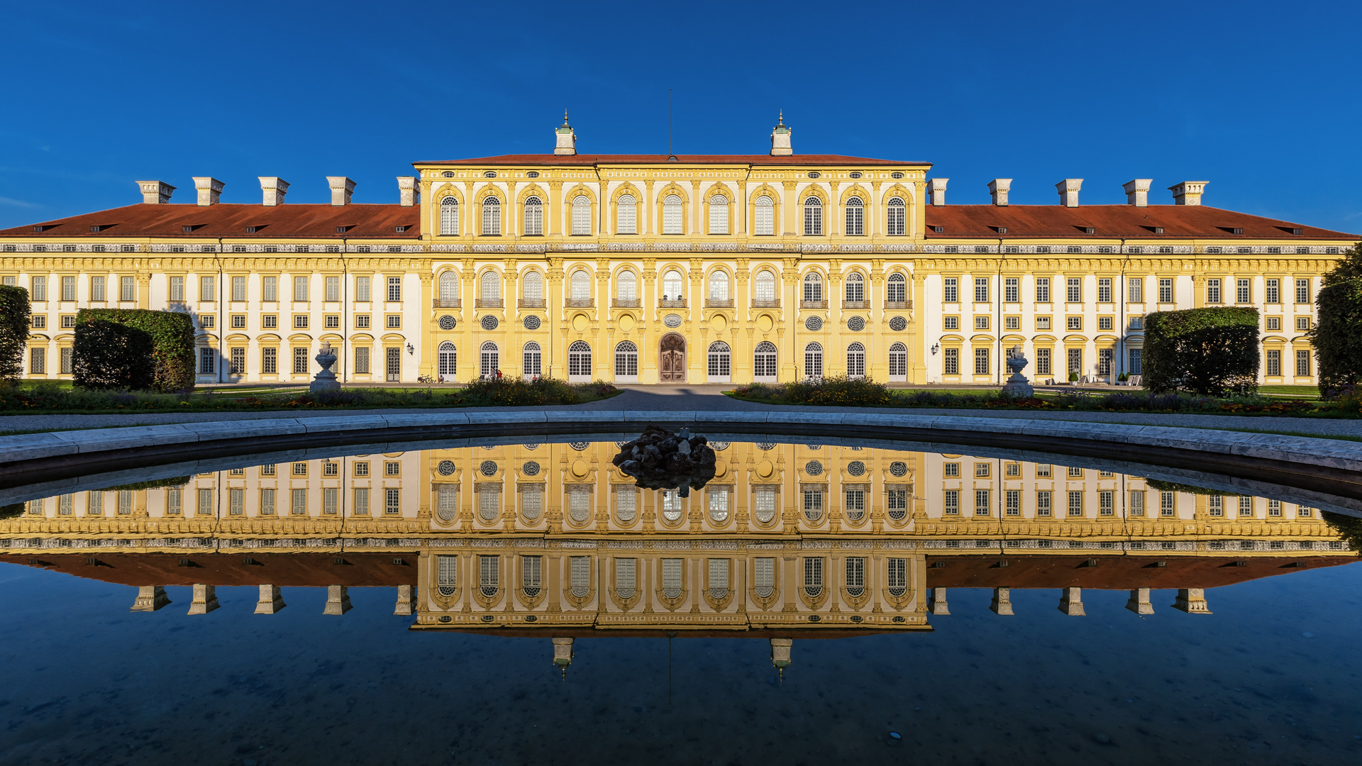 Im Spiegel - „Neues Schloss“ der Schlossanlage Schleißheim, Oberschleißheim bei München