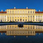 Im Spiegel - „Neues Schloss“ der Schlossanlage Schleißheim, Oberschleißheim bei München