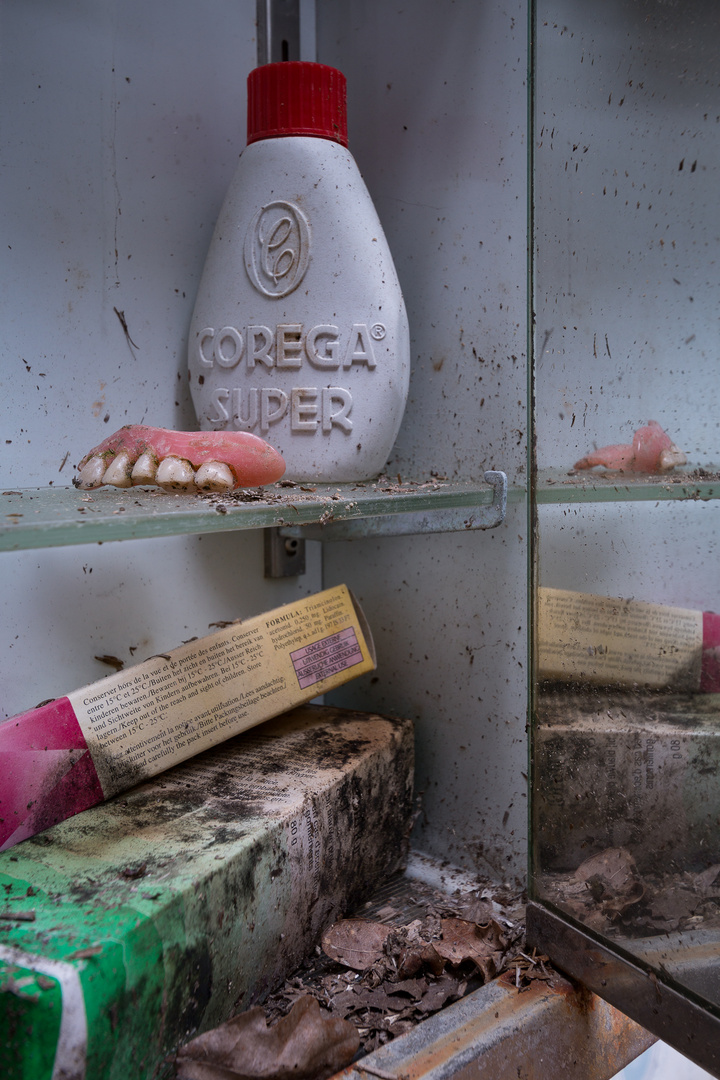 im Spiegelschrank... Foto & Bild | marode, marodes, urban Bilder auf