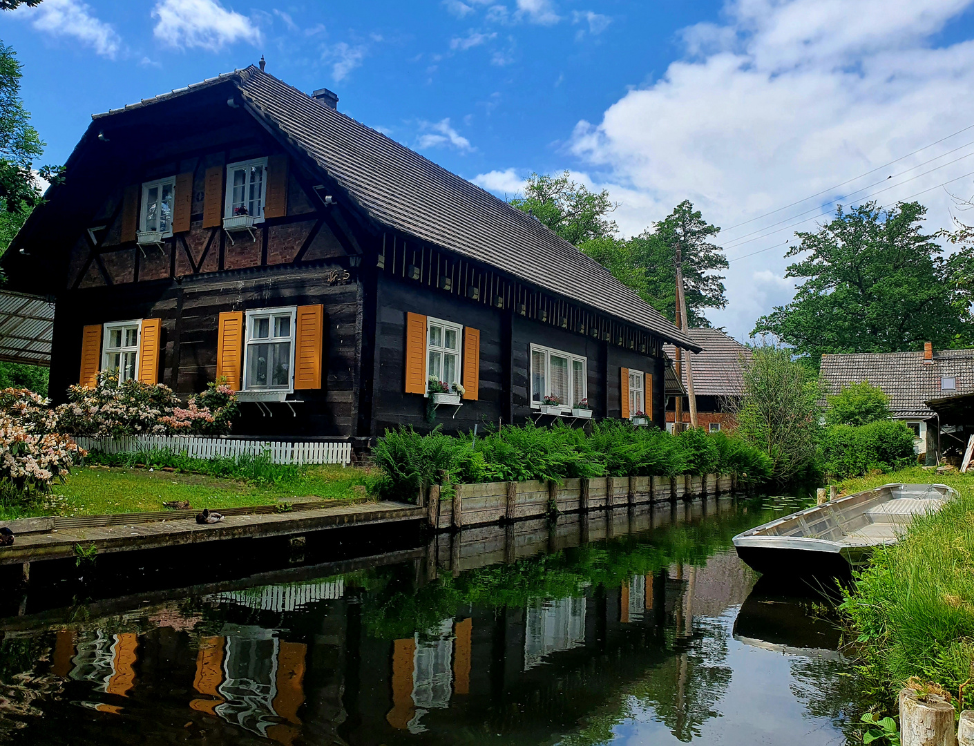 Im Spreewald Holzhaus mit Kahn