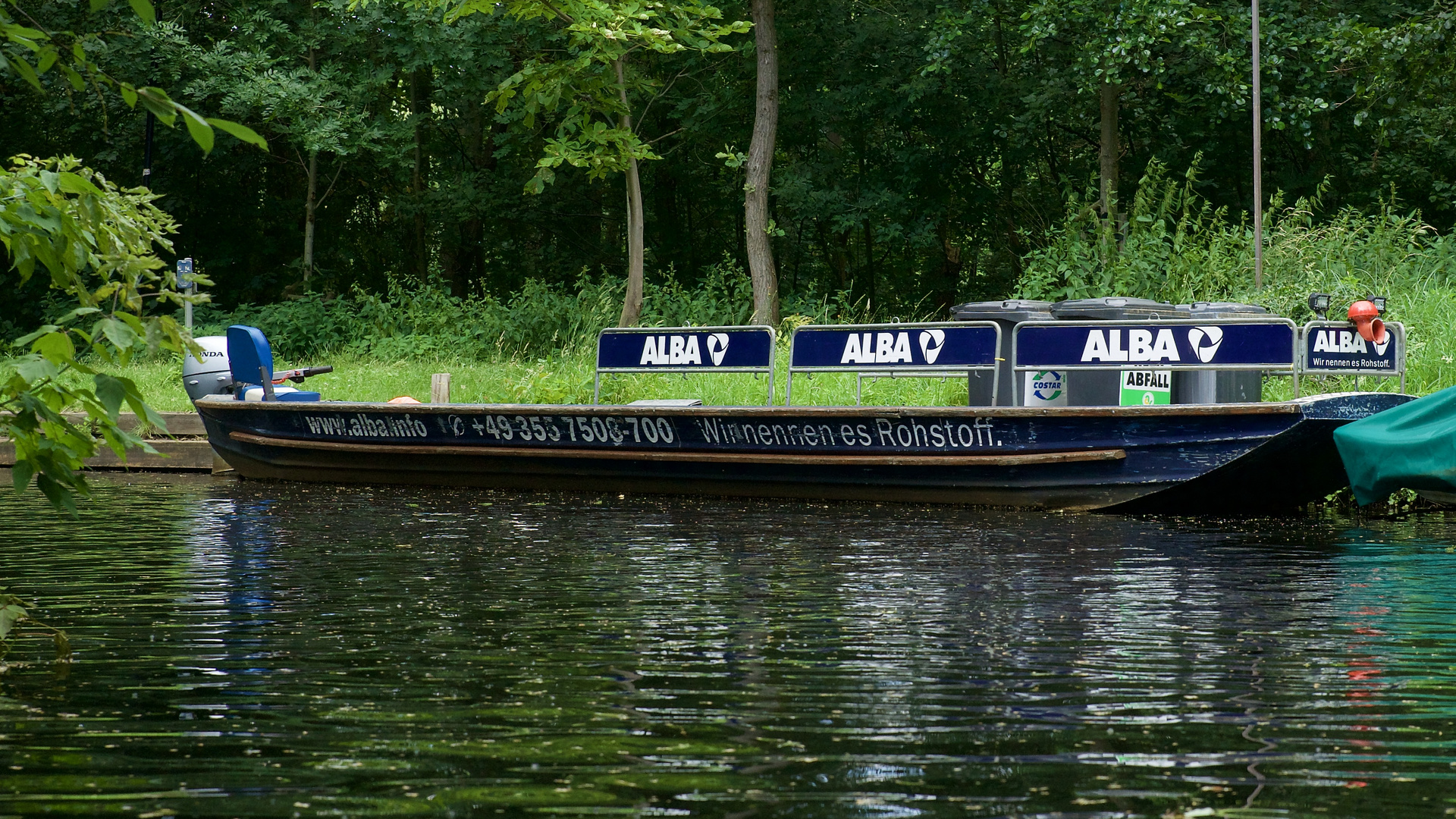 Im Spreewald kommt selbst die Müllabfuhr mit dem Kahn...