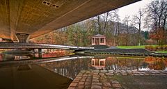 Im Stadtpark bei Regen untergestellt