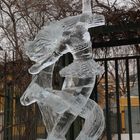im Stadtpark: die Eis-Kunst-Läuferin