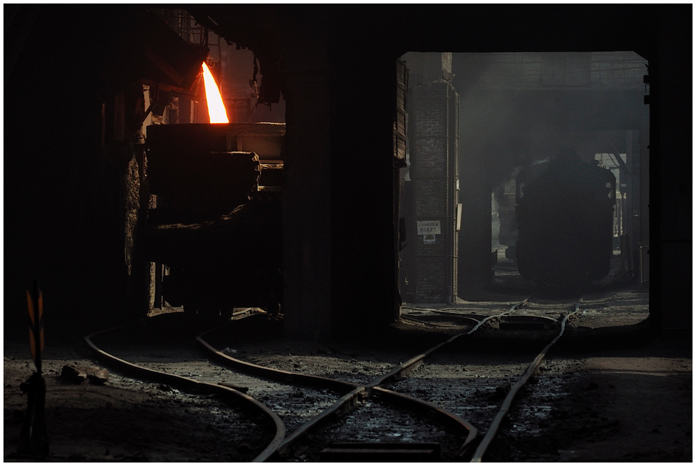 Im Stahlwerk XXXIV - Schlackeabstich im Tunnel