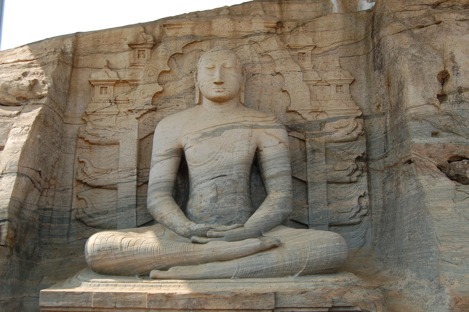 Im Steinkloster Gal Vihara in Polonnaruwa (Bild 2)