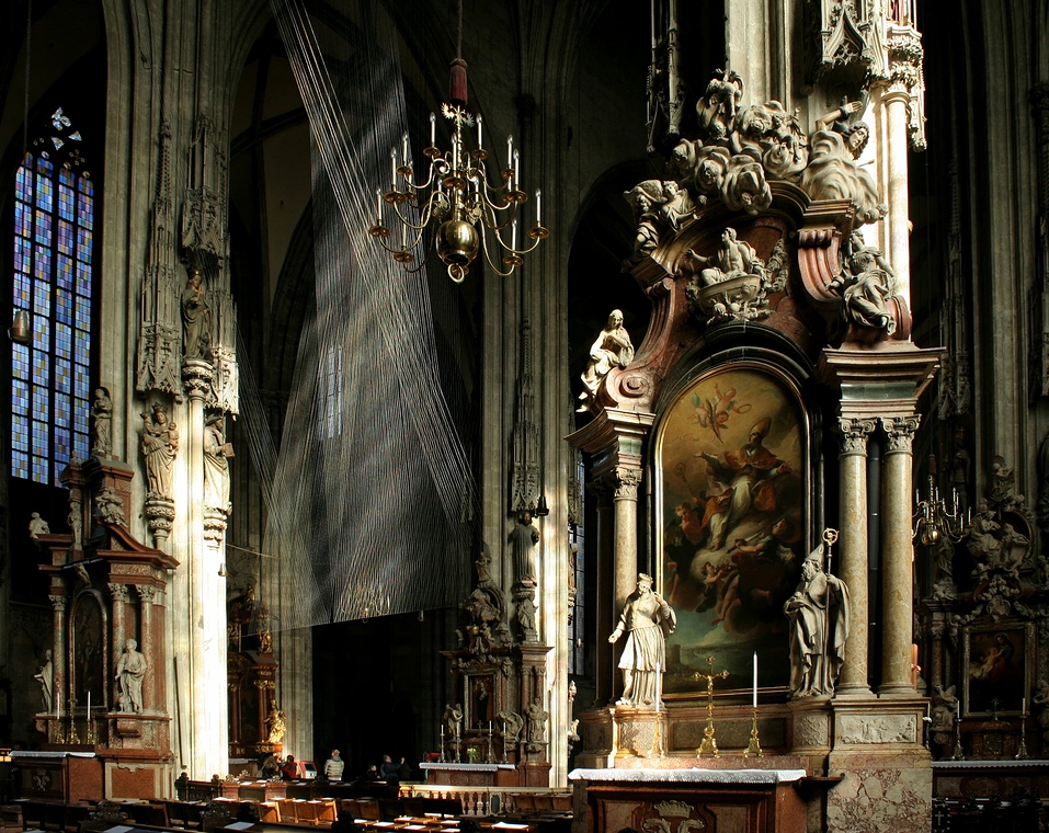 Im Stephansdom: Fastenschleiertuch und Januariusaltar