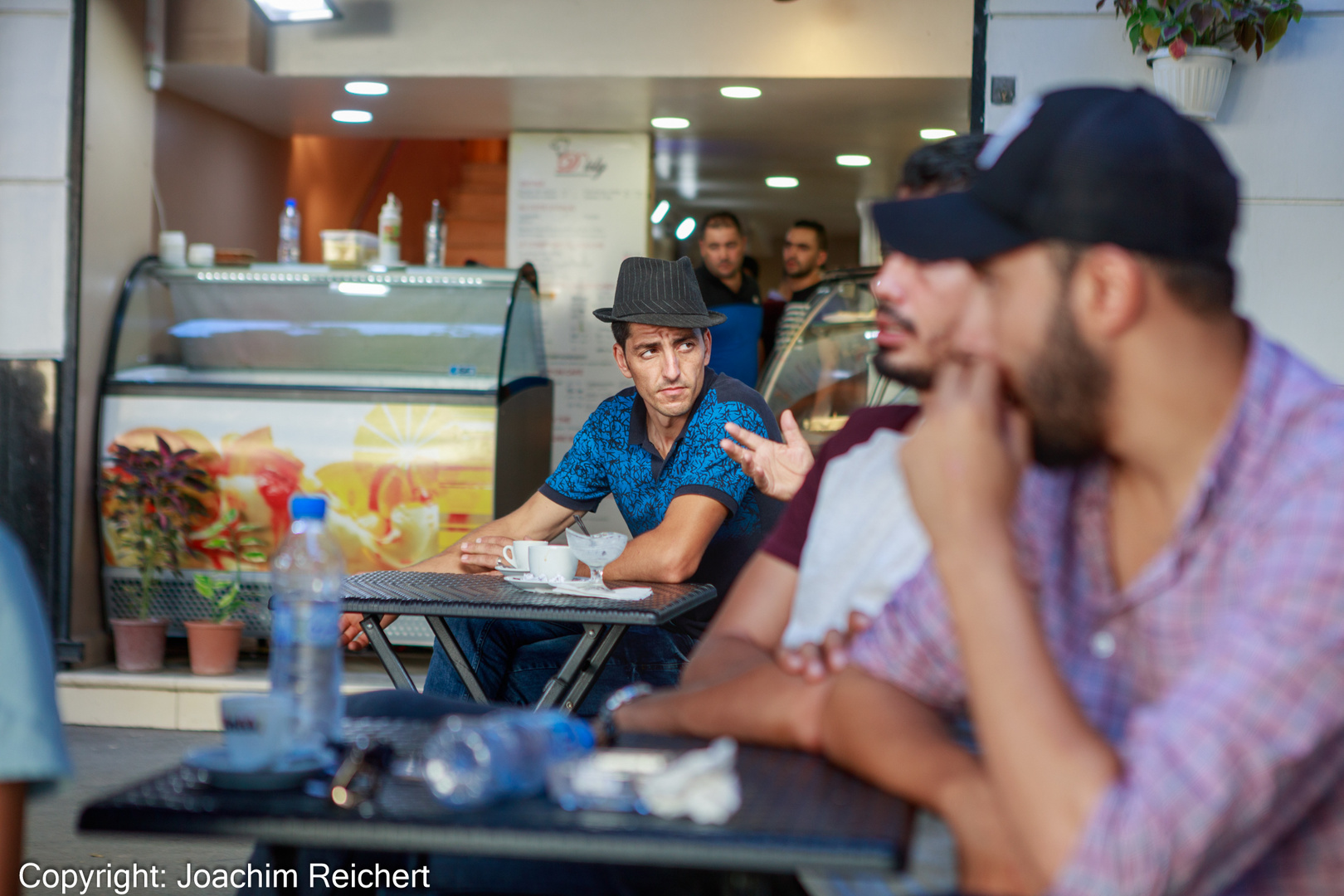 Im Straßencafé auf dem Platz der großen Post (Palce de la Grande Poste) von Algier