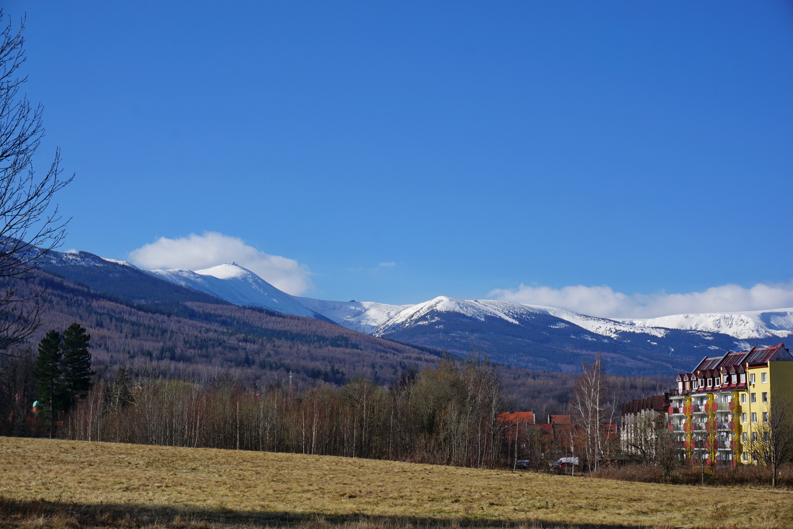 im Tal der Frühling, die Schneekoppe noch ganz in weiß 