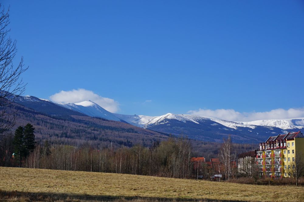 im Tal der Frühling, die Schneekoppe noch ganz in weiß 