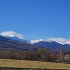 im Tal der Frühling, die Schneekoppe noch ganz in weiß 