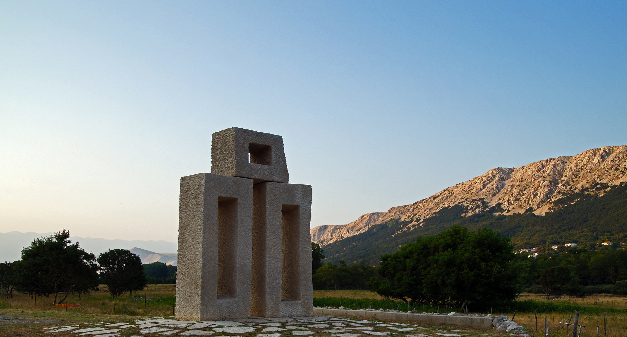 Im Tal von Baska steht dieses beeindruckende Monument