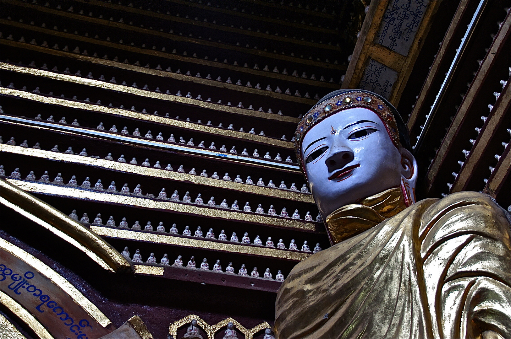 im tempel der achtausendundvierundsechzig buddhas