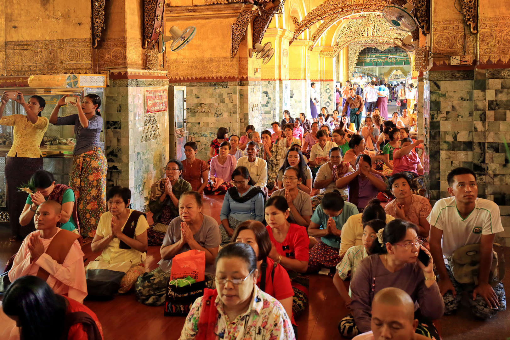 Im Tempel von Mandalay