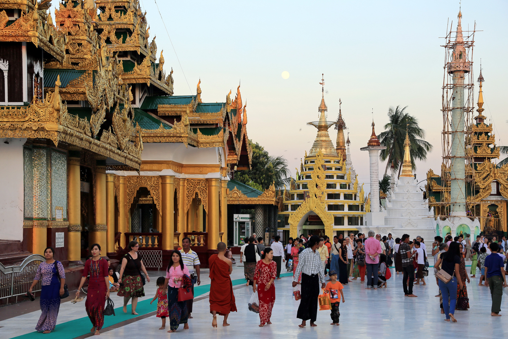 Im Tempelbezirk von Yangon