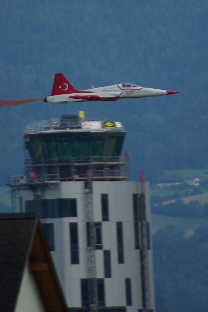 Im Tiefflug über den Tower