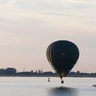 Im Tiefflug über die Elbe