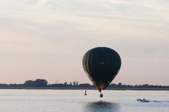 Im Tiefflug über die Elbe