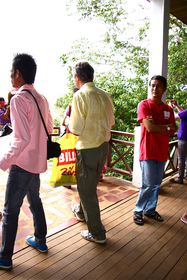 im tiefsten süden von laos und dann taucht einer mit einem billasackerl auf :-), südlaos 2010