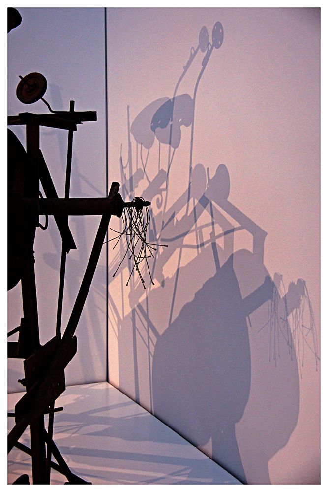 Im Tinguely- Museum XI: Schatten der Wirklichkeit