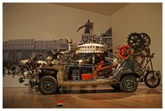 Im Tinguely- Museum XXXI : Karosse vor Kommunismus