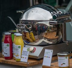 Im Topf brodelt die "Gelberübensuppe" - ein echtes Wiener Schmankerl.....