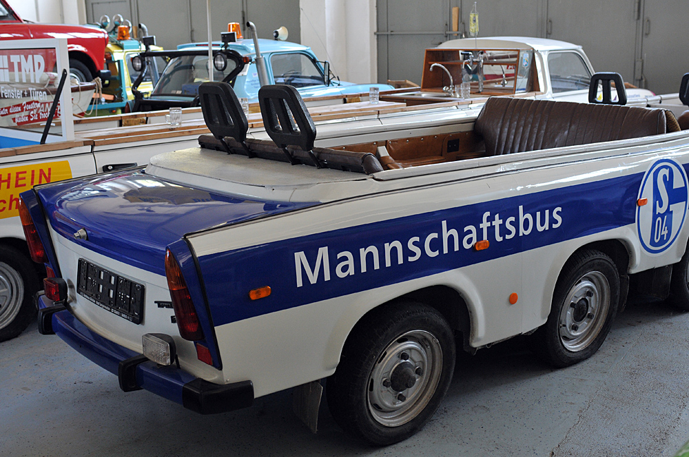 Im Trabiparadies: Der Schalke – Mannschaftsbus