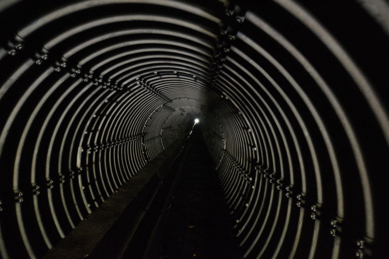 Im Tunnel Foto & Bild licht, abstrakt, formen Bilder auf