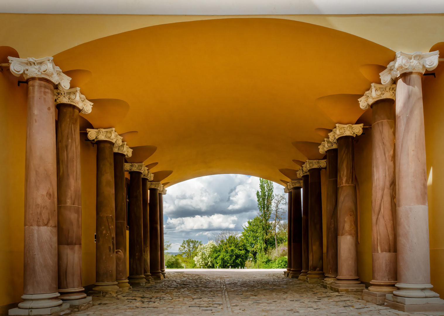 Im Tunnel der Säulen