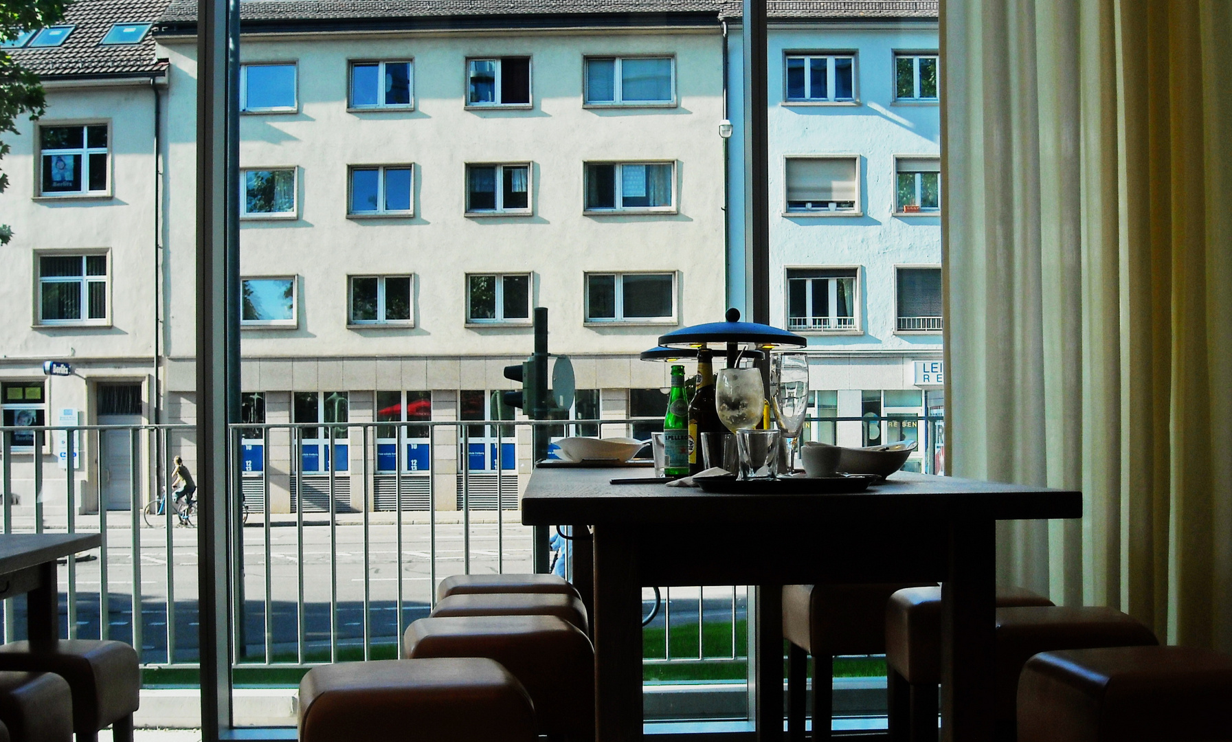 Im Vapiano Freiburg mit Blick auf den Friedrichring Foto & Bild