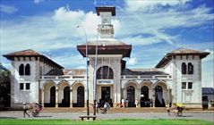 Im Visier: *Außergewöhnliche Reise* Mit dem Pousse Pousse zum Bahnhof von Antsirabe, Madagaskar