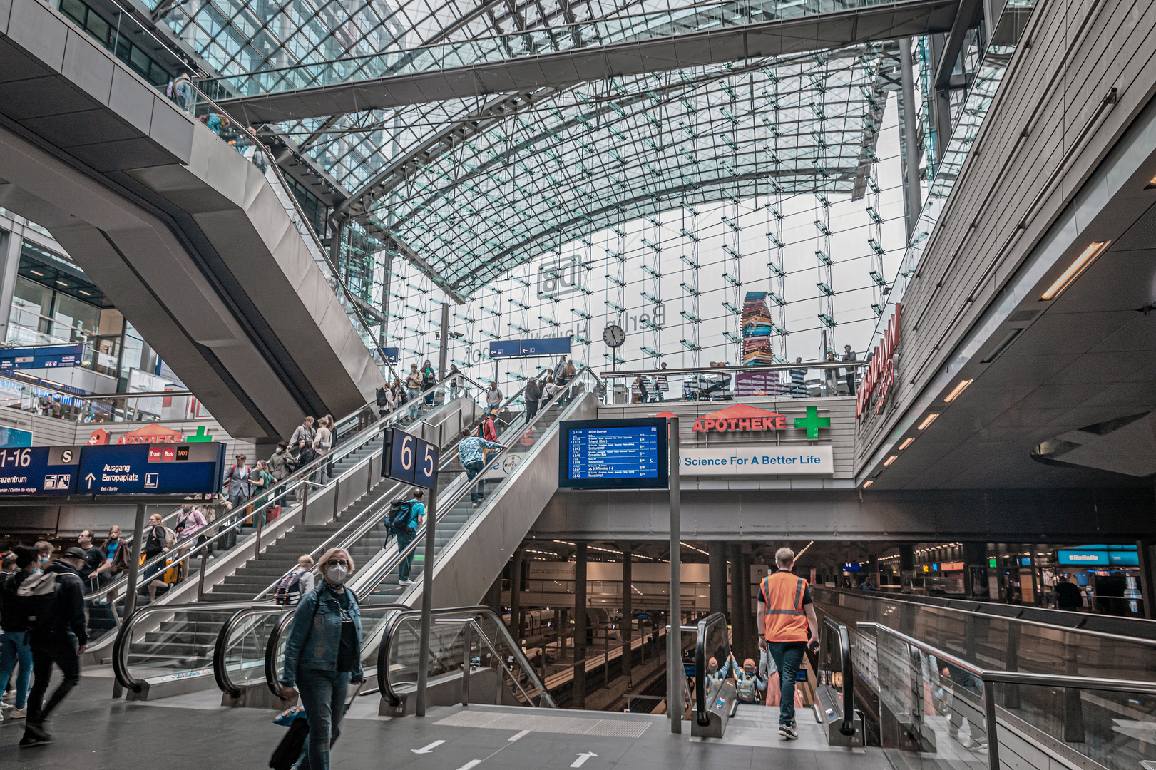 Im Visier - "BahnhofsLeben"