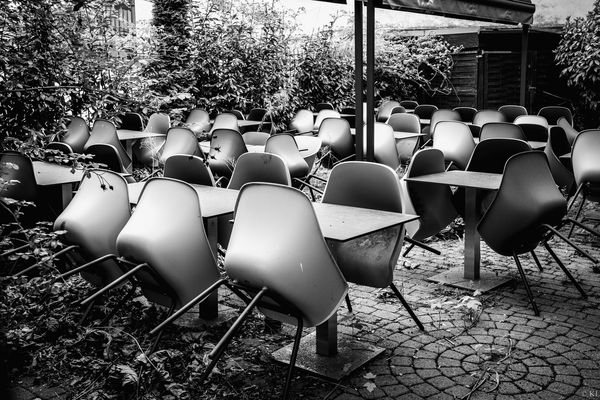 Im Vorbeigehen ..., Kongress der Stühle ...