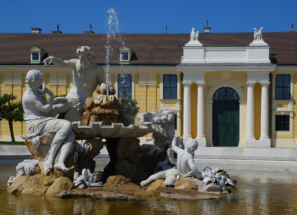 Im Vorhof von Schloss Schönbrunn mit Moiré im Dach