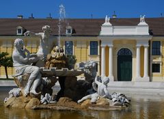 Im Vorhof von Schloss Schönbrunn mit Moiré im Dach