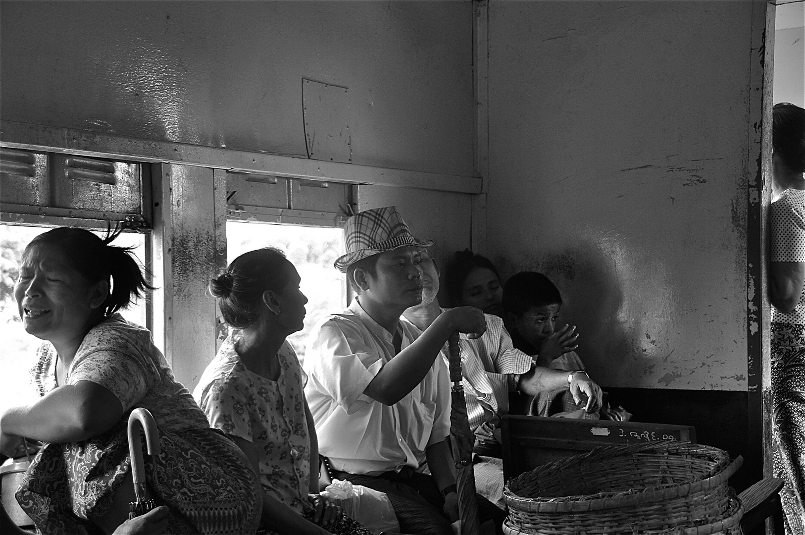 im vorortezug II, yangon , burma 2011