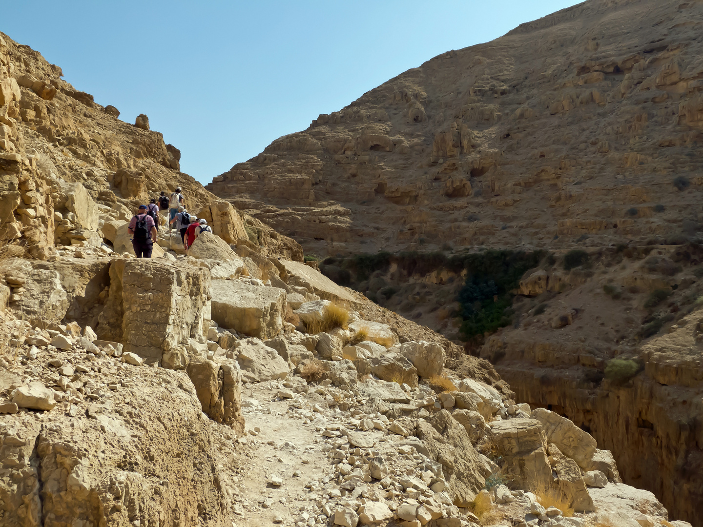 Im Wadi Quelt durch die Judäische Wüste zum Kloster St. Georg bei 45 Grad C