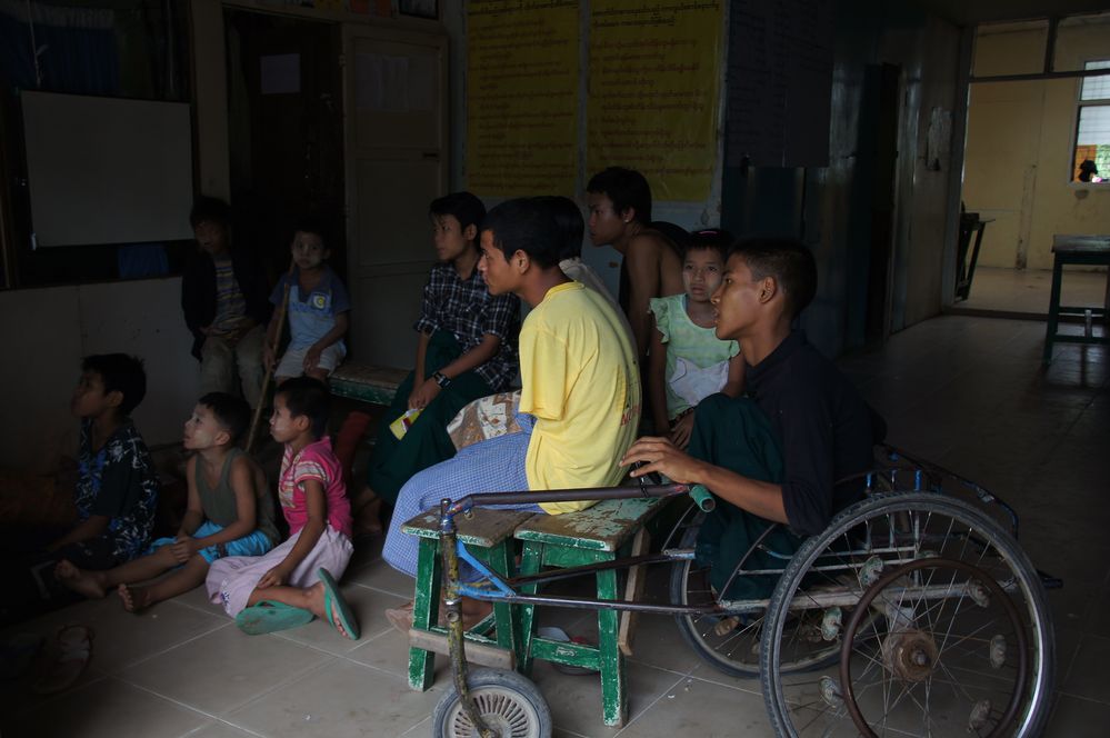 im waisenhaus, beim wöchentlichen fernsehn, mandalay, burma 2011