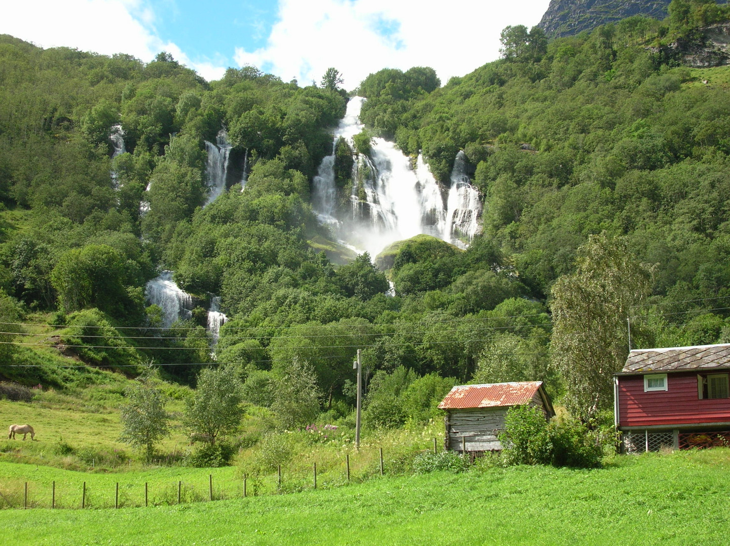 Im Walde rauscht ein Wasserfall......