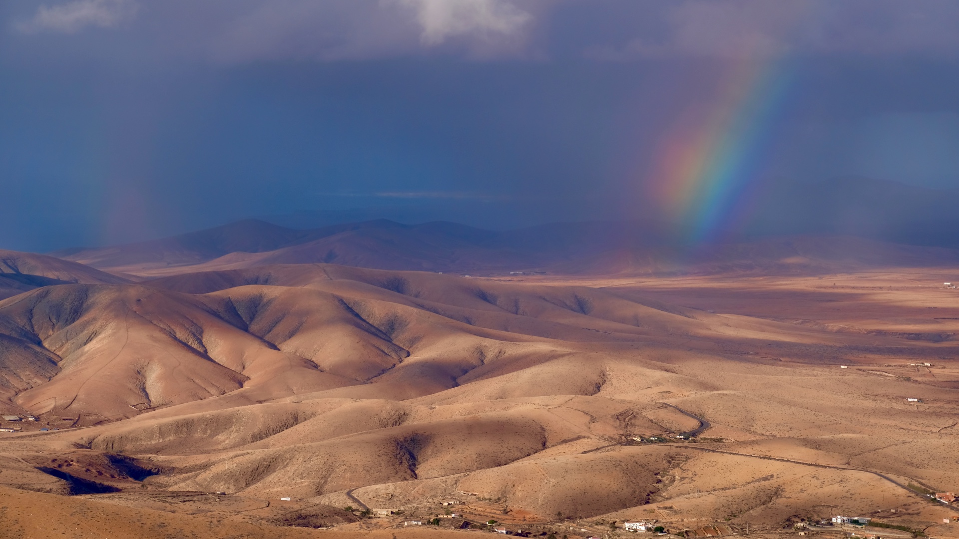 im warmen Sonnenlicht genießen wir die abwechselnden Regenbögen 