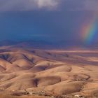 im warmen Sonnenlicht genießen wir die abwechselnden Regenbögen 