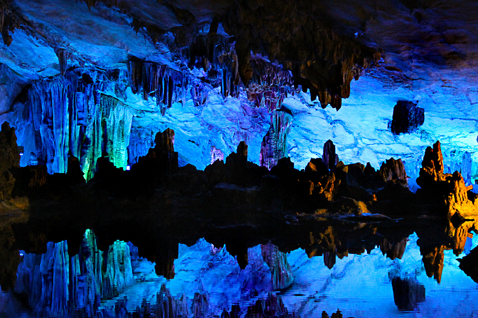 Im Wasser gespiegelte Tropfsteinhöhle