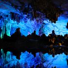 Im Wasser gespiegelte Tropfsteinhöhle