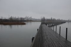 Im Winter auf dem Holzsteg nach Rapperswil