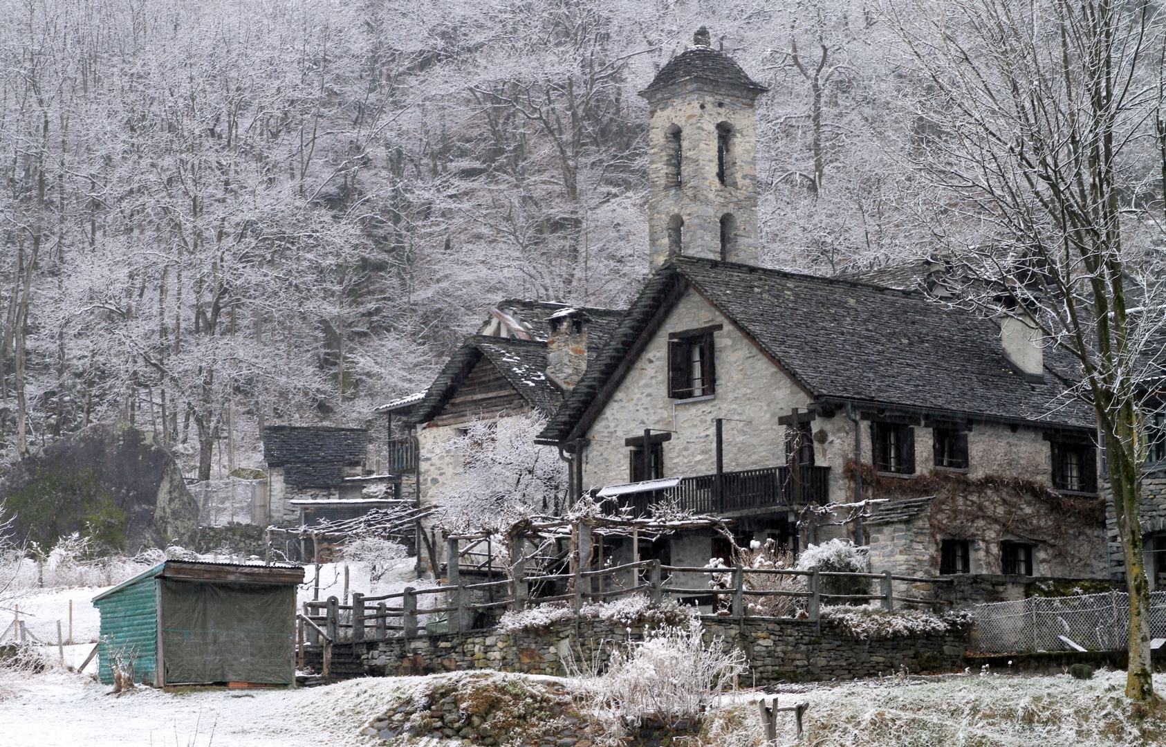 im Winter unbewohntes Tessiner-Dorf