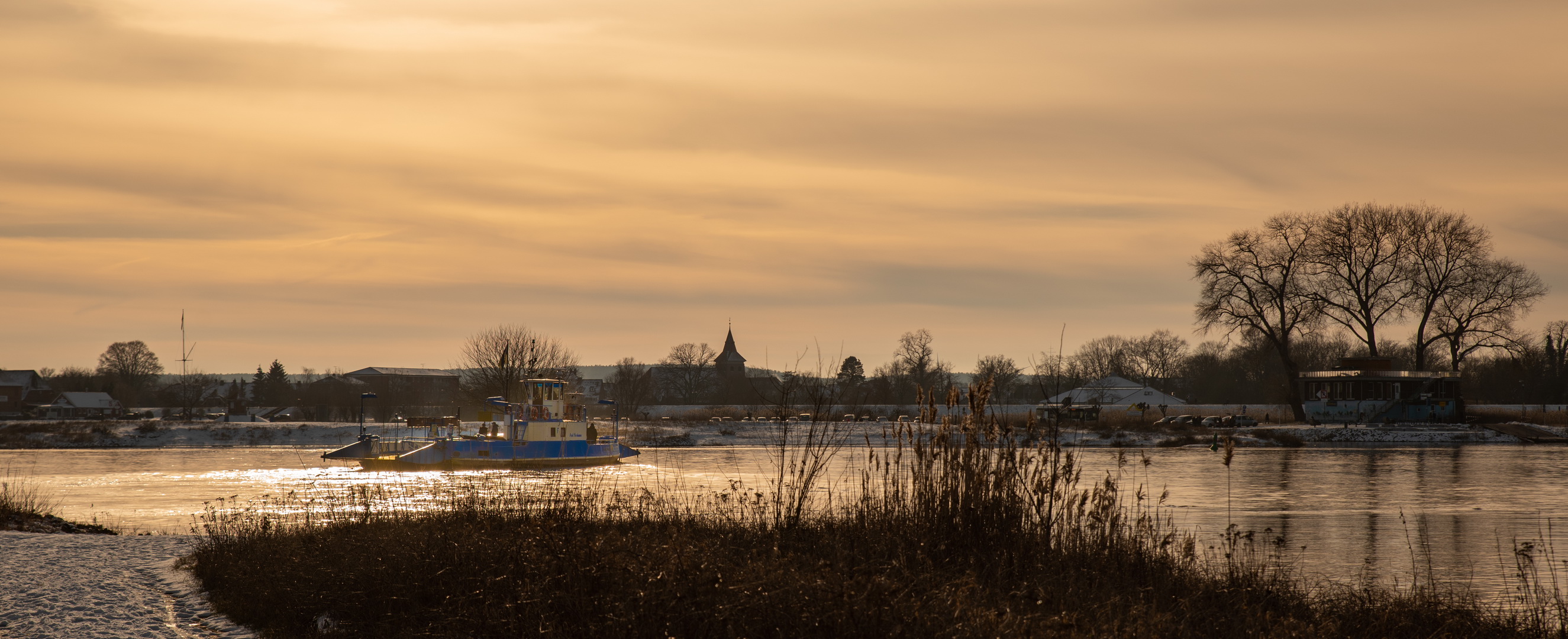 im Winterlicht an der Elbe