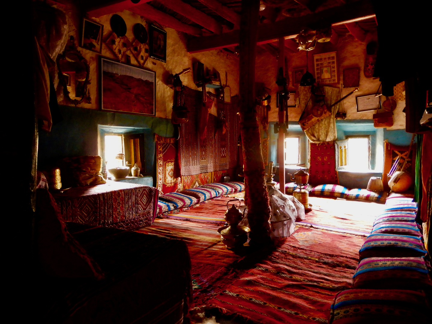 Im Wohnzimmer einer Berberfamilie