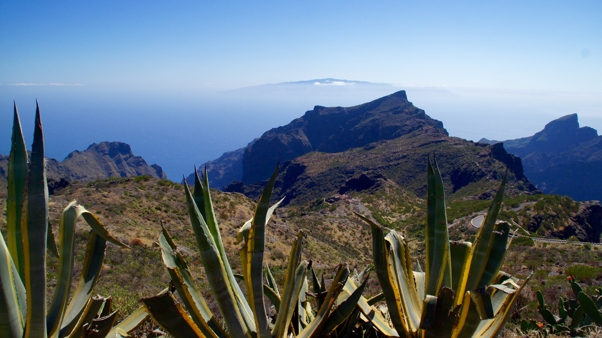 im Wolkendunst erhebt sich die Nachbarinsel La Gomera