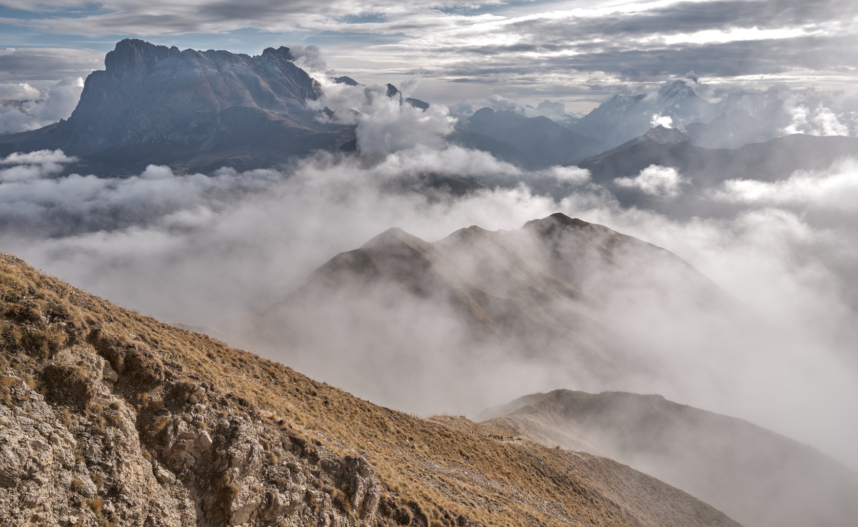 Im Wolkenmeer Richtung Langkofel