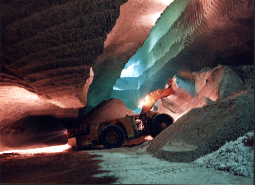 Imagen de pala cargadore TAMROCK en antiguo silo de pozo3 Sallent